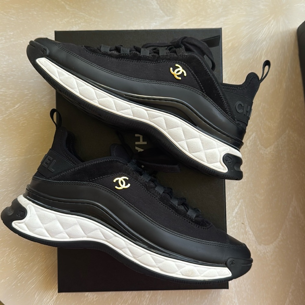 CHANEL Women’s Black Sneakers
Size 40
Interlocking CC with quilted pattern